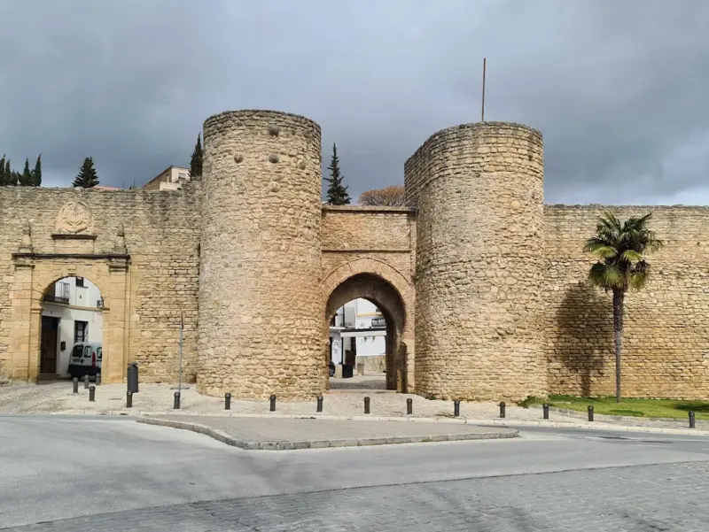 visitar la puerta de almocabar en ronda