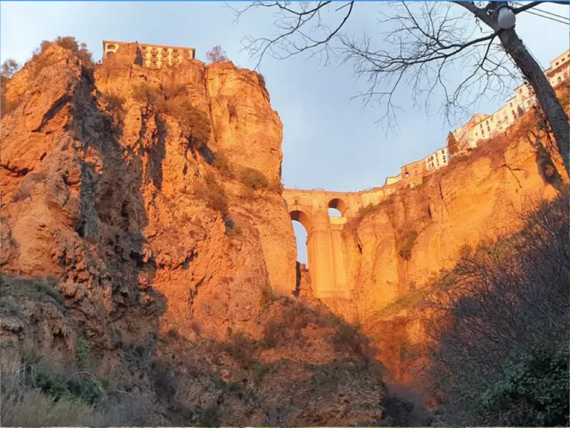 paseo por el puente nuevo de ronda en pareja